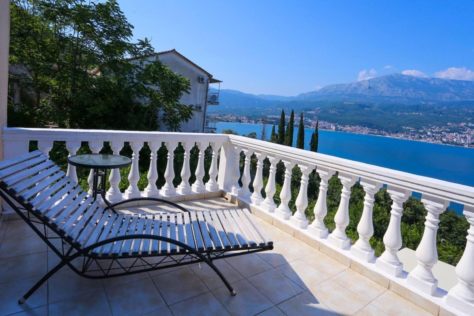 Mountain Bay Views Apartments Njivice Luaran gambar
